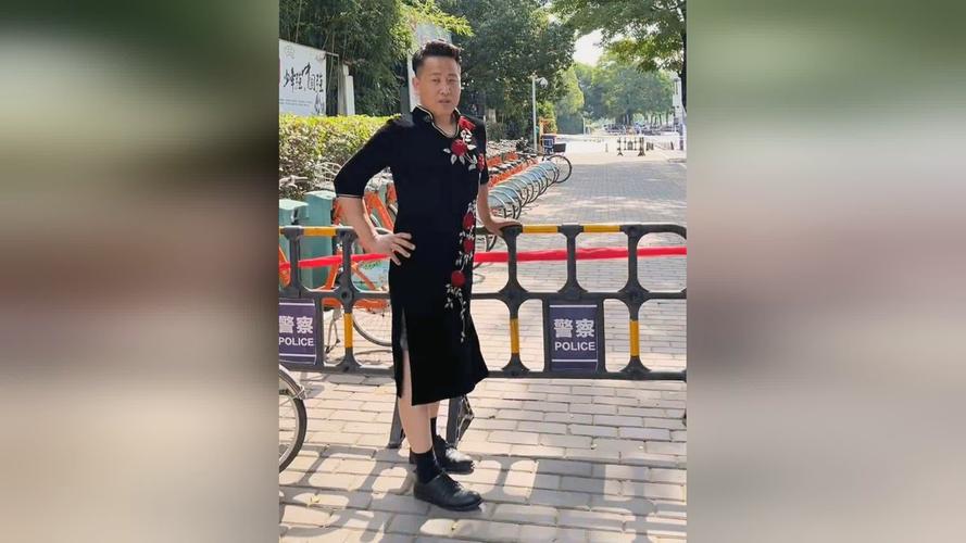新奥最精免费大全管家婆和考生爸爸穿旗袍送考与考生爸爸穿旗袍送考生礼物